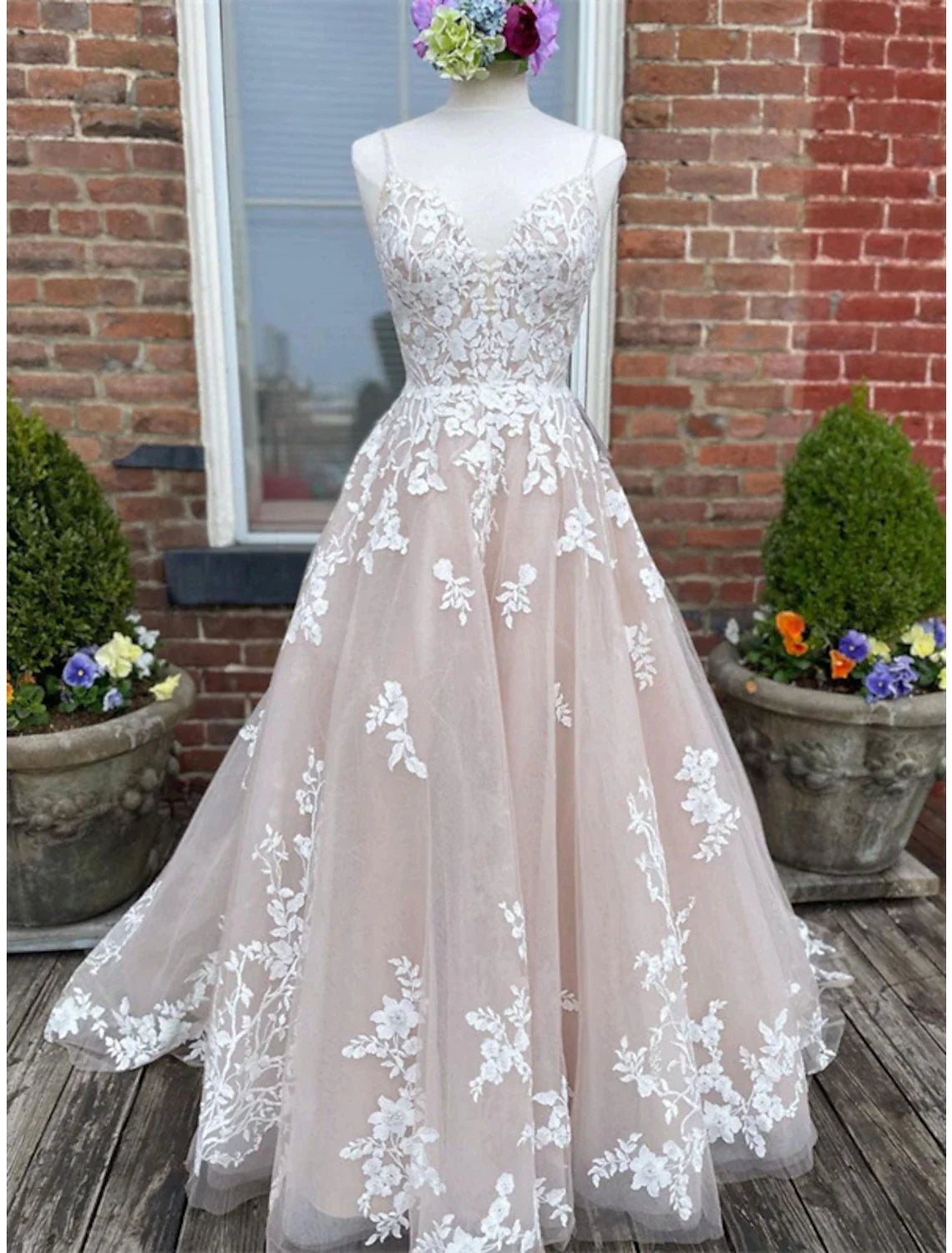 Stylish Women's Outfit Engagement Wedding Dresses in Color Formal Wedding Dresses A-Line Sweetheart Camisole Spaghetti Strap Court Train Lace Bridal Gowns With Buttons Appliques