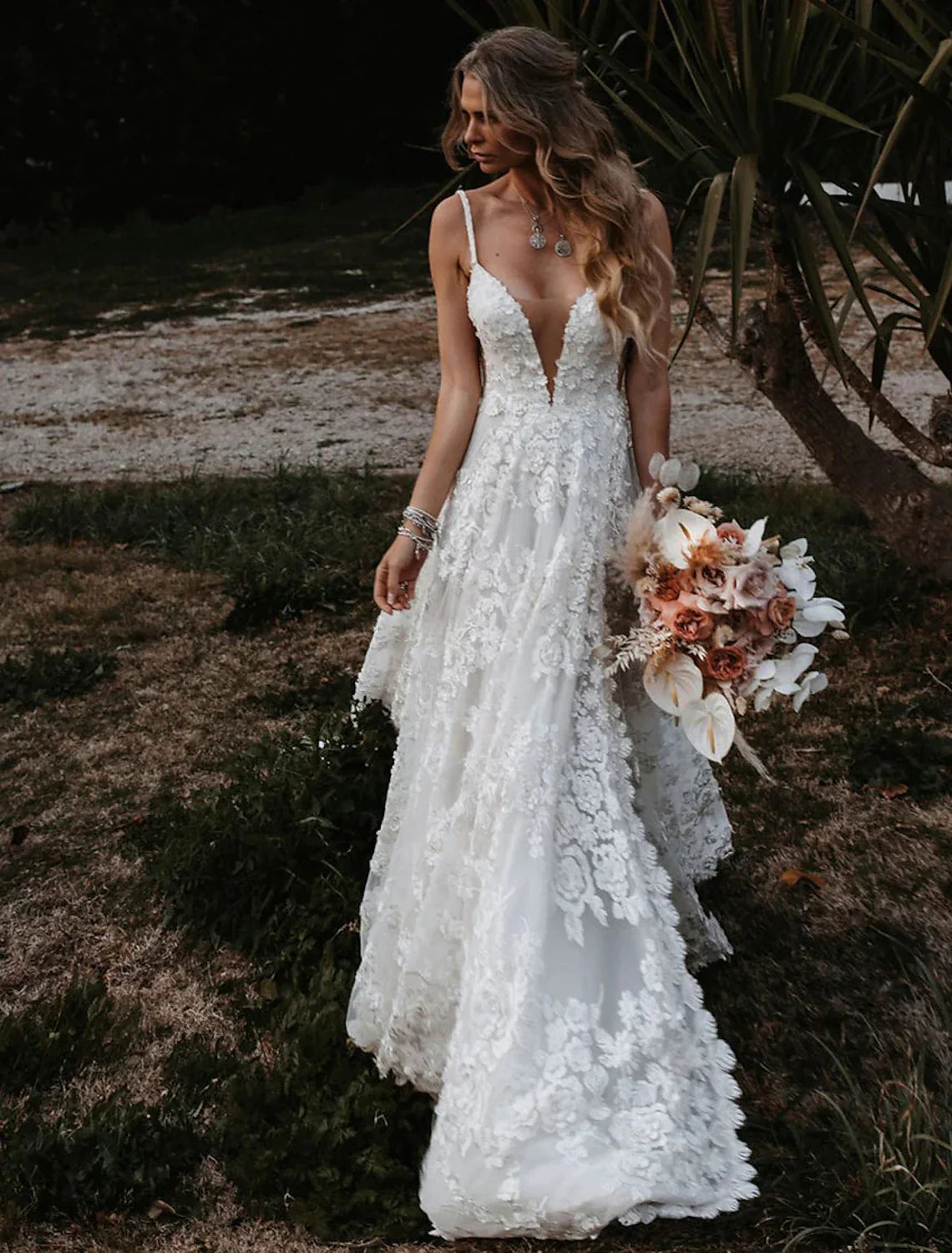 Women's Outerwear Garments Beach Sexy Boho Wedding Dresses A-Line Sweetheart Camisole Spaghetti Strap Court Train Lace Bridal Gowns With Appliques